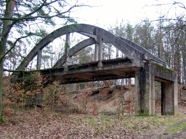 Jeden z tajemniczych "mostów". Foto Lidia Kmiecińska